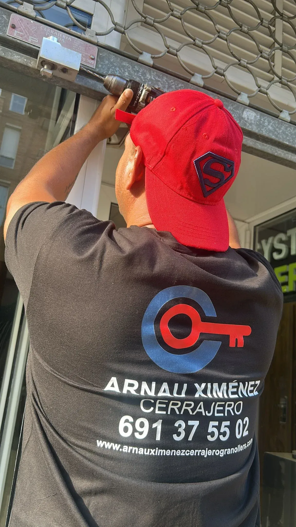 Cerrajero atendiendo un servicio a domicilio en Vallès Oriental Cerrajero atendiendo un servicio a domicilio en Vallès Oriental